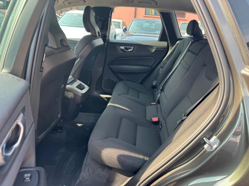 VOLVO XC60 B4 Geartronic Momentum Pro - 21