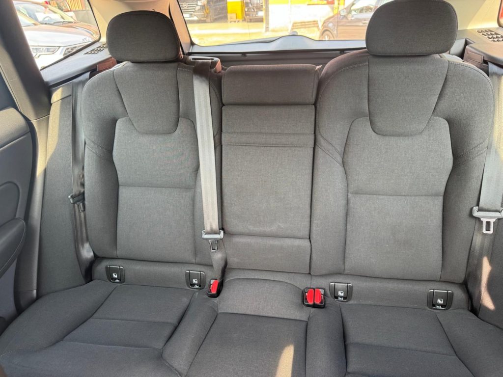 VOLVO XC60 B4 Geartronic Momentum Pro - 22