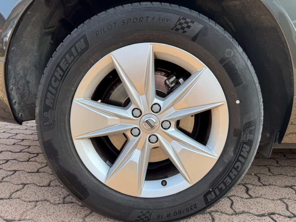 VOLVO XC60 B4 Geartronic Momentum Pro - 23