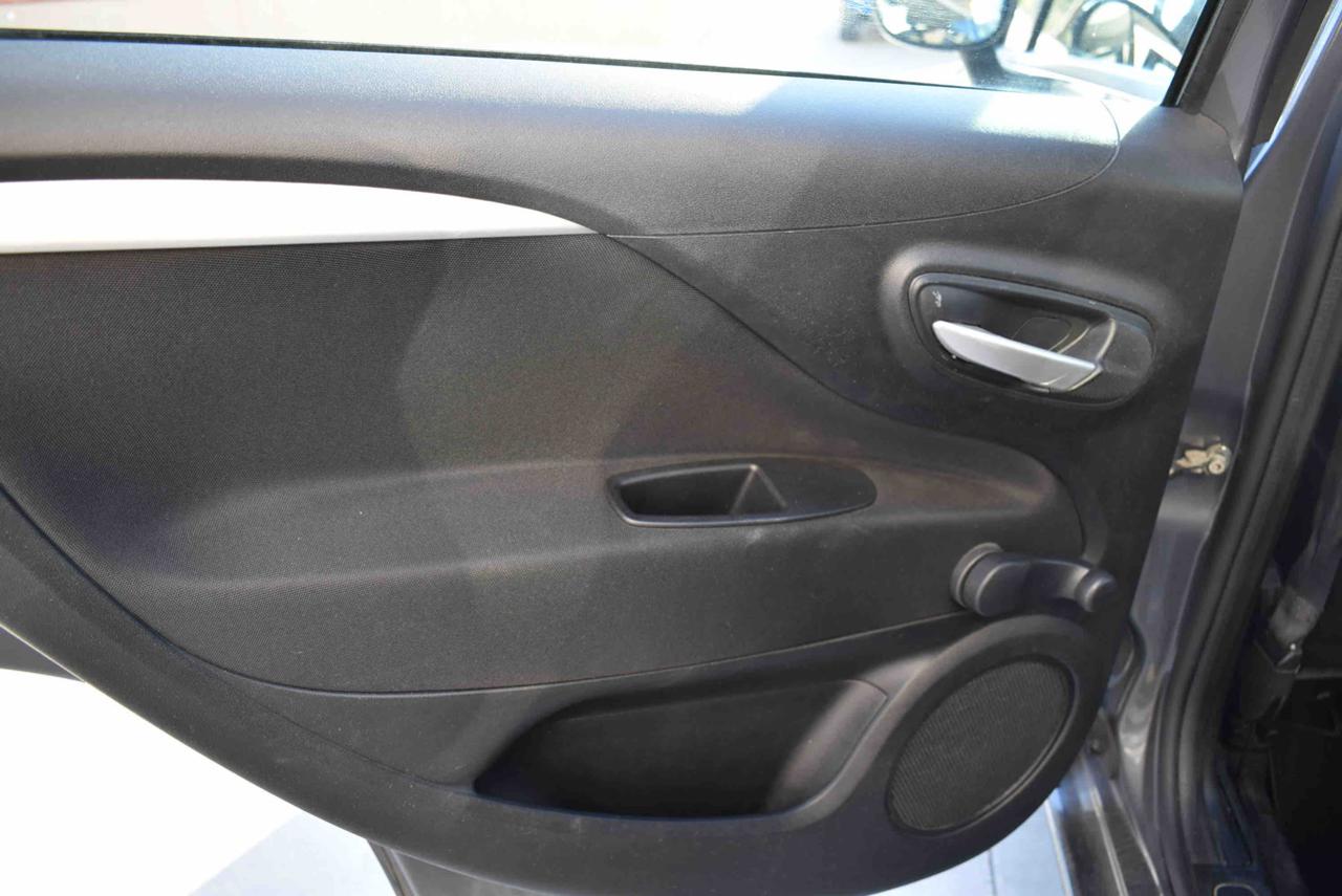 FIAT Punto 1.4 8V 5 porte Natural Power Lounge - 10