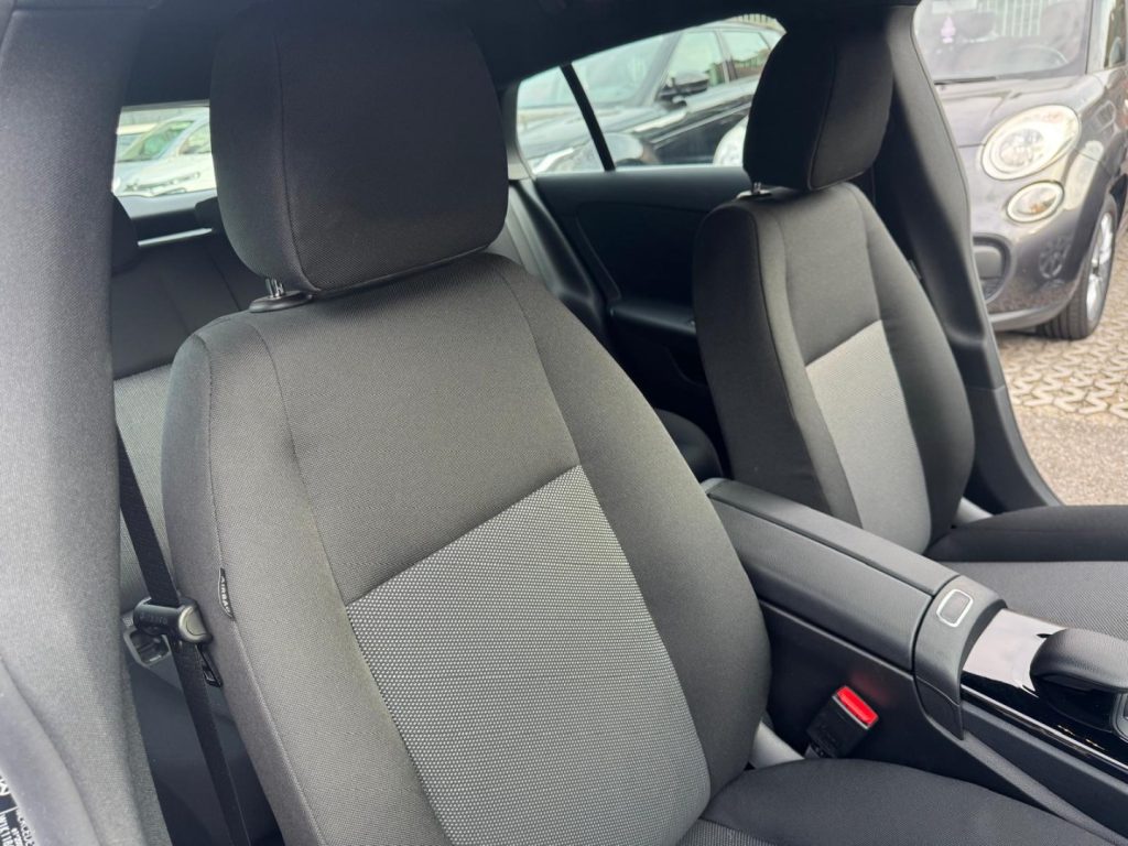 MERCEDES-BENZ CLA 200 d Automatic Shooting Brake Business Extra - 18