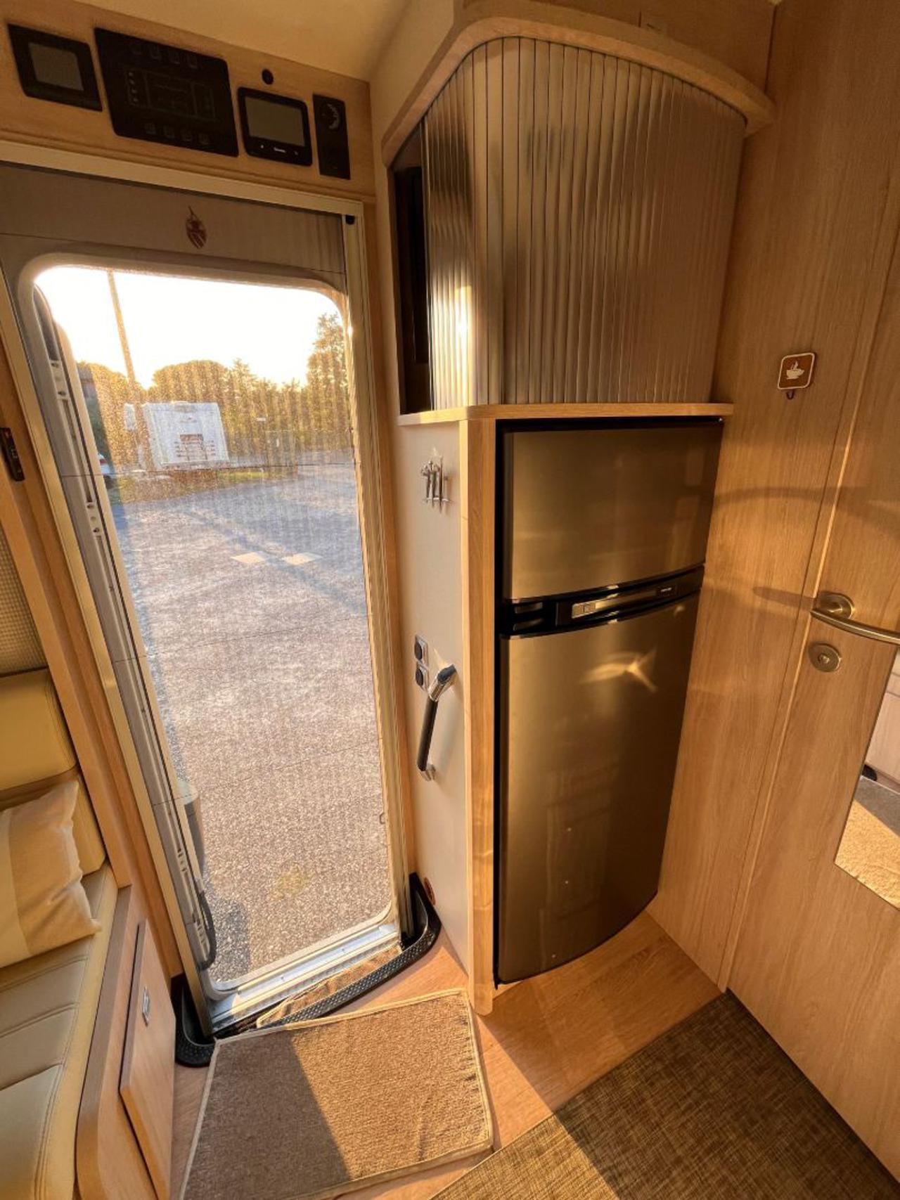 896 F
