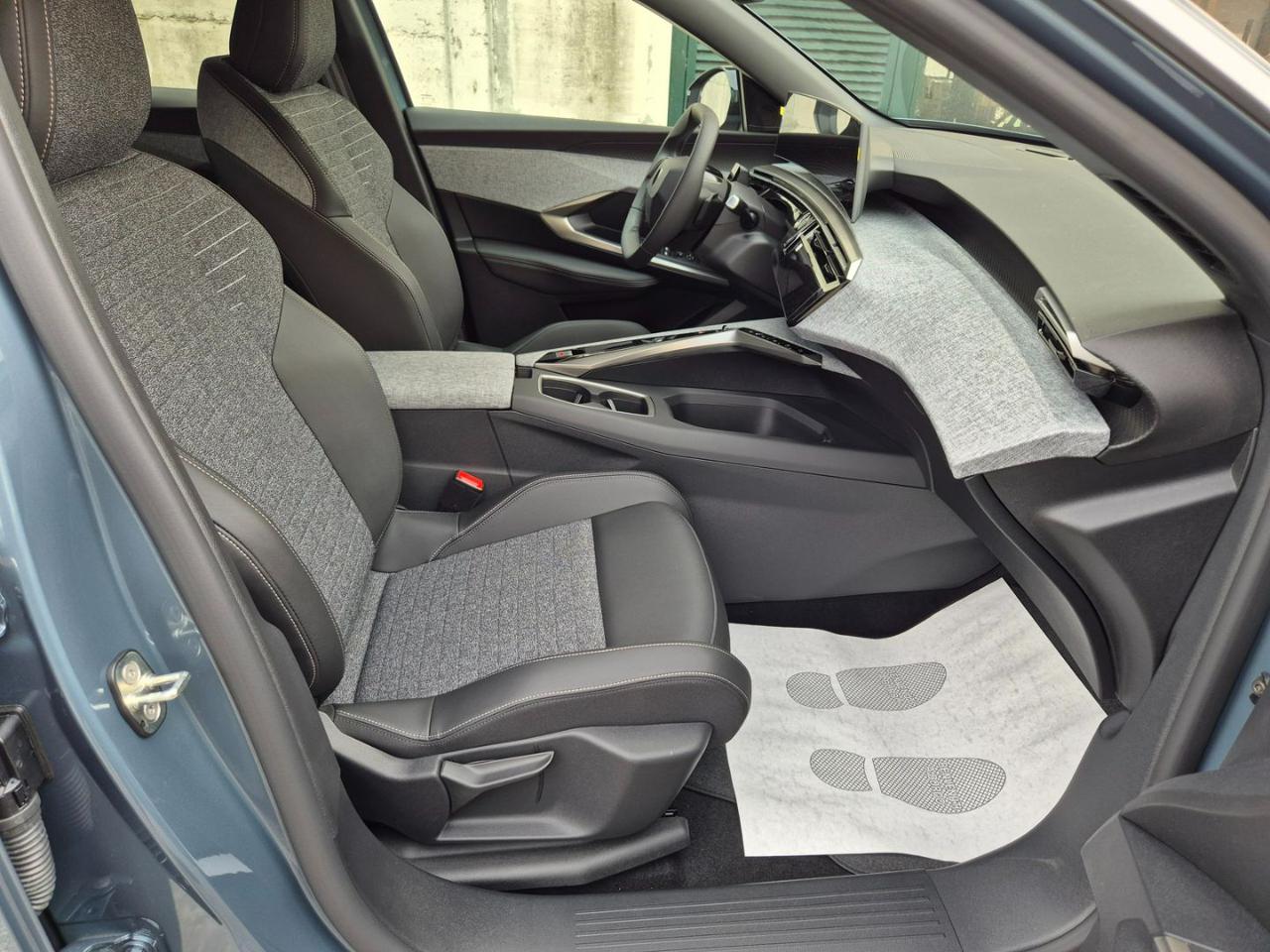 PEUGEOT 3008 Hybrid 145 e-DCS6 Allure - 11
