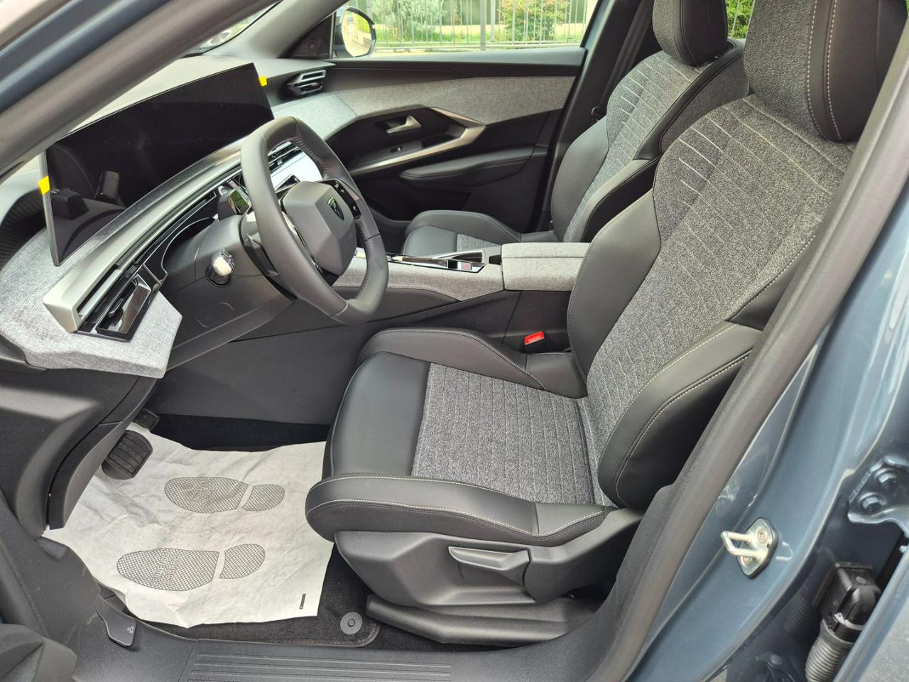 PEUGEOT 3008 Hybrid 145 e-DCS6 Allure - 9