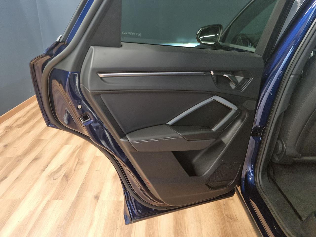 AUDI Q3 35 TDI S tronic S line edition - 24