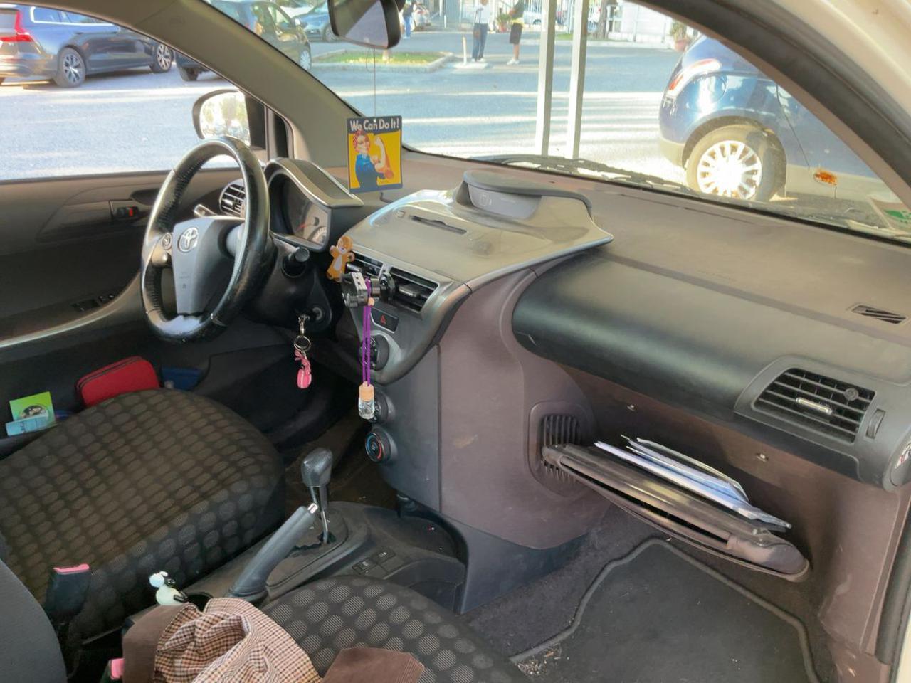 TOYOTA iQ 1.0 - 12