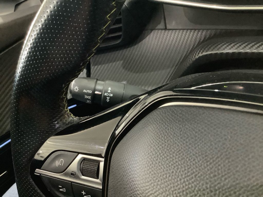 PEUGEOT 2008 BlueHDi 110 S&S GT - 19