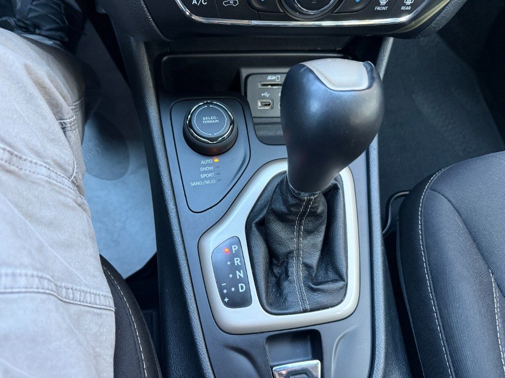 Foto JEEP Cherokee 2.2 Mjt II 185 CV 4WD Active Drive I Longitude usato Bologna