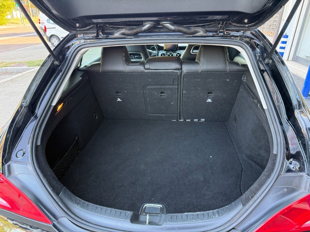 Foto MERCEDES-BENZ CLA 200 d S.W. 4Matic Automatic Premium usato Bologna