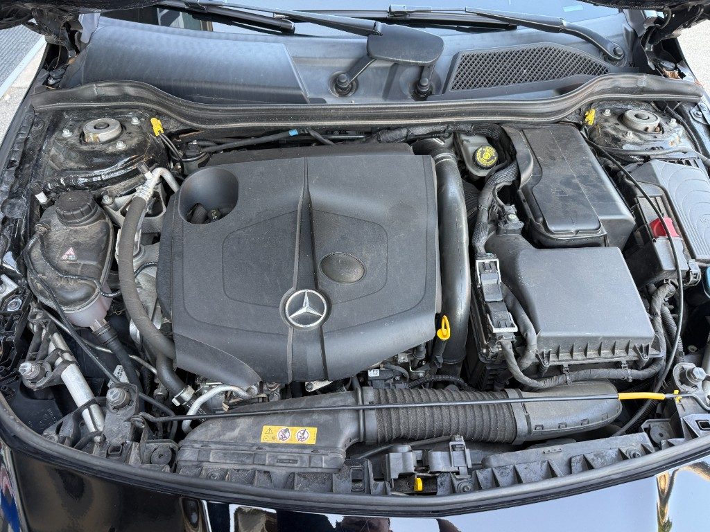 Foto MERCEDES-BENZ CLA 200 d S.W. 4Matic Automatic Premium usato Bologna