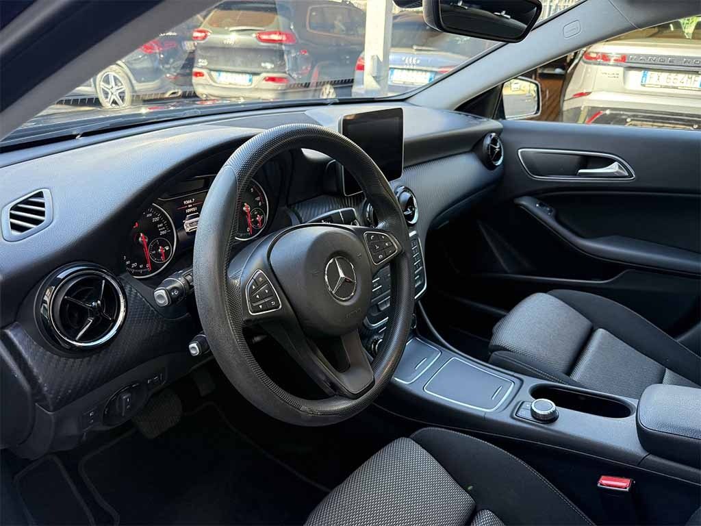 MERCEDES-BENZ GLA 180 d SPORT TELECAMERA NAVIGATORE SEDILI SPORTIVI - 11