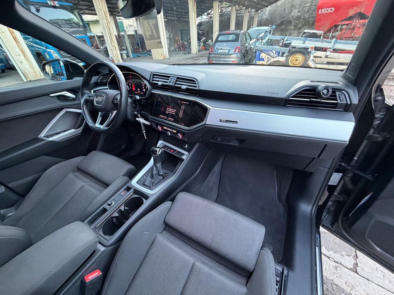 AUDI Q3 35 TFSI Business Advanced - 18