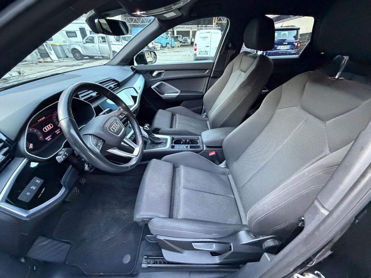 AUDI Q3 35 TFSI Business Advanced - 10