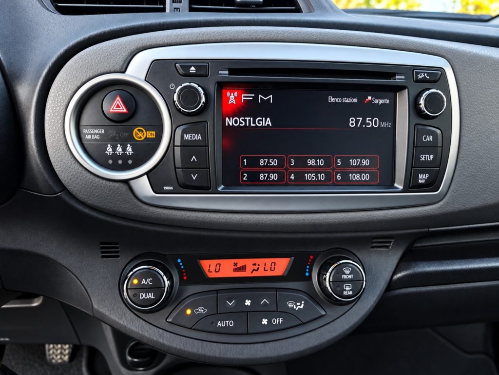 TOYOTA Yaris 1.0 5 Porte Lounge Retrocamera Neo Patentati - 10