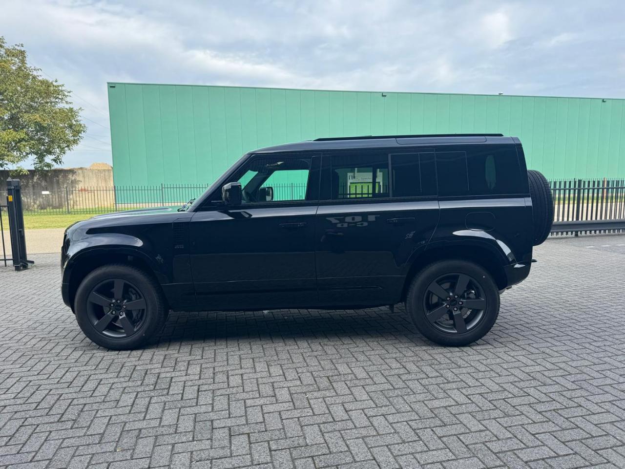 LAND ROVER Defender 110 P300 E HYBRID AWD Auto X-Dynamic SE - 11