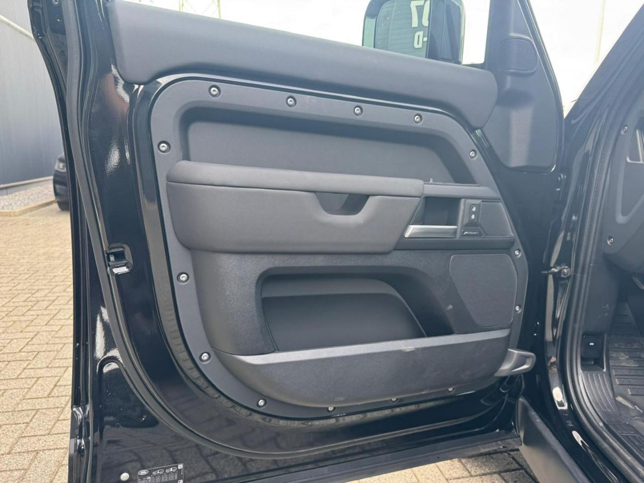 LAND ROVER Defender 110 P300 E HYBRID AWD Auto X-Dynamic SE - 10