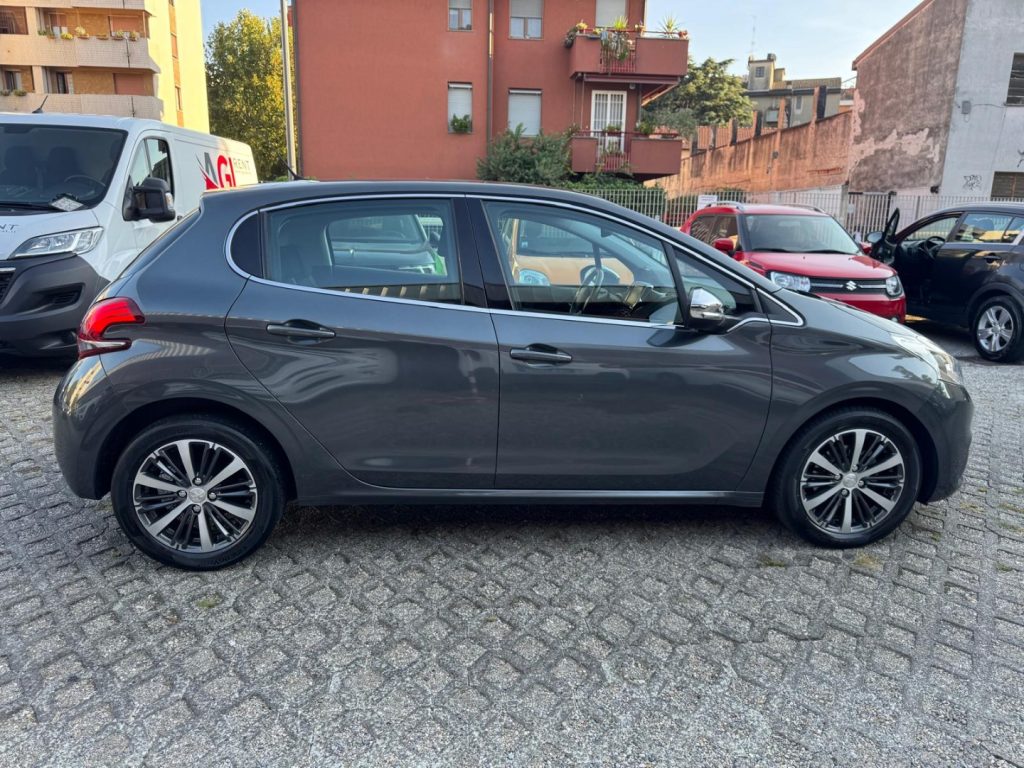 PEUGEOT 208 1.2 PureTech 82 5p. GPL Allure - 6