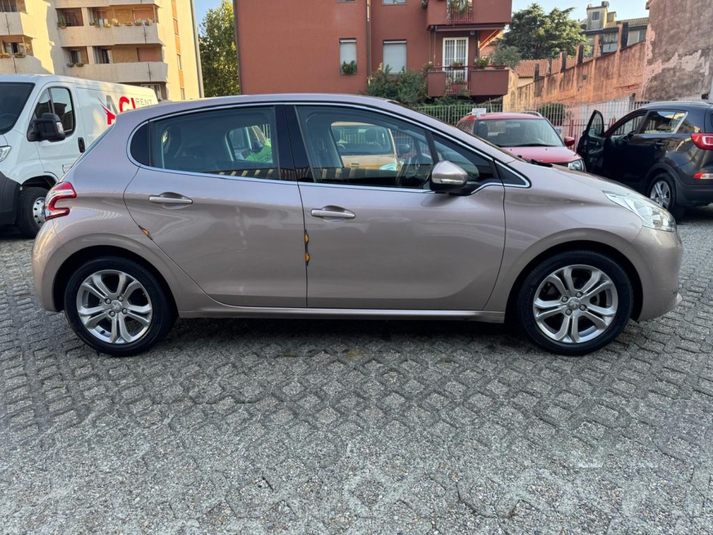 PEUGEOT 208 1° serie PureTech 82 5 porte Allure - 7