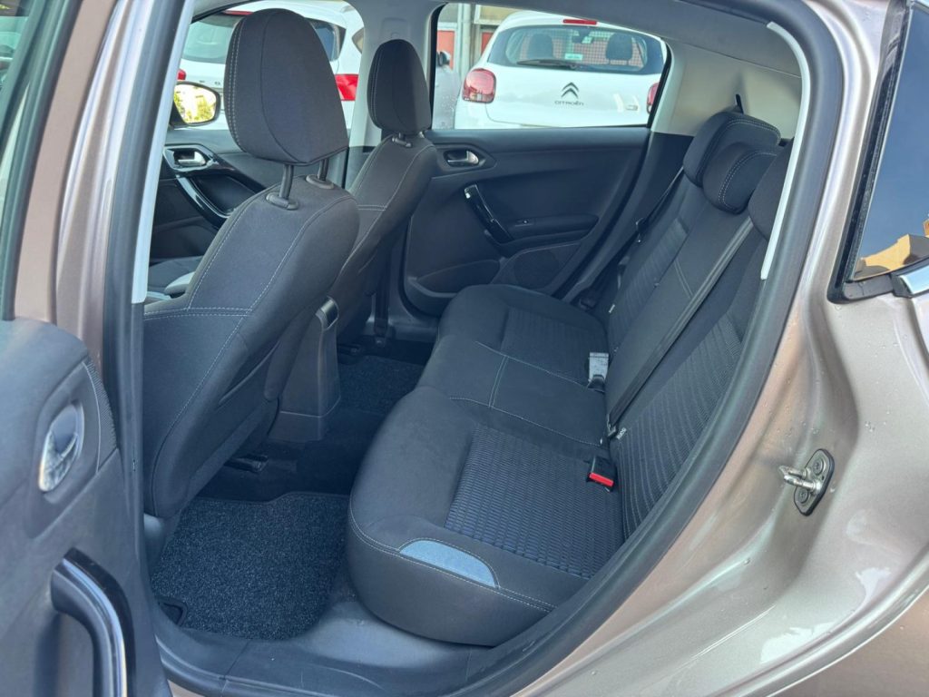 PEUGEOT 208 1° serie PureTech 82 5 porte Allure - 17