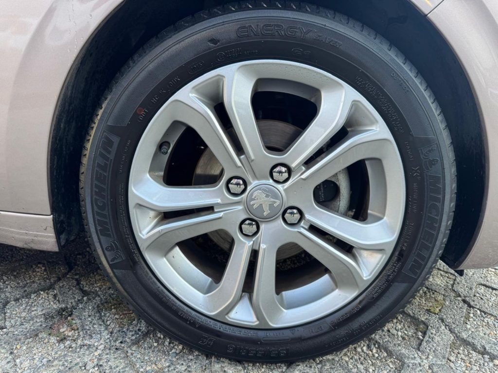 PEUGEOT 208 1° serie PureTech 82 5 porte Allure - 19