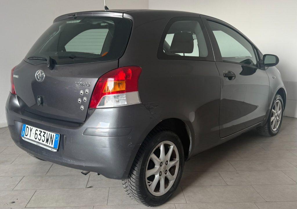 TOYOTA Yaris 1.0 3 porte Luxury pack - 4