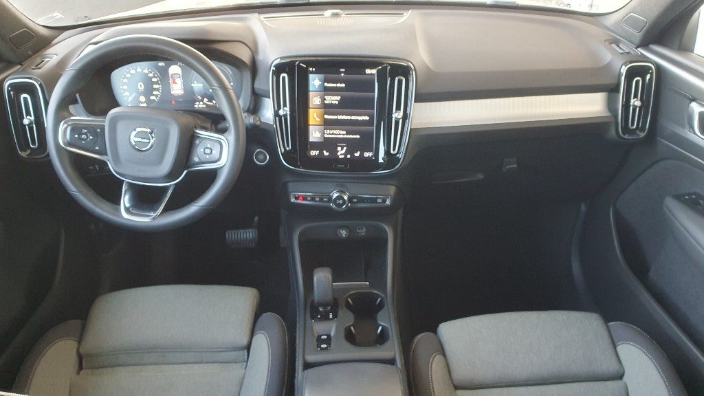 VOLVO XC40 T4 Recharge Plug-in Hybrid automatico Core - Grid Foto 8