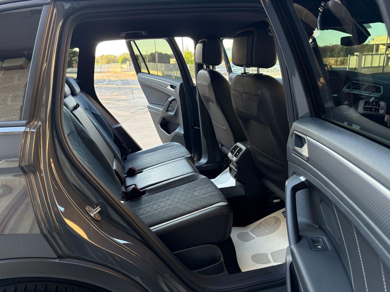 VOLKSWAGEN Tiguan 2.0 TDI 150 CV SCR DSG R-Line - 11