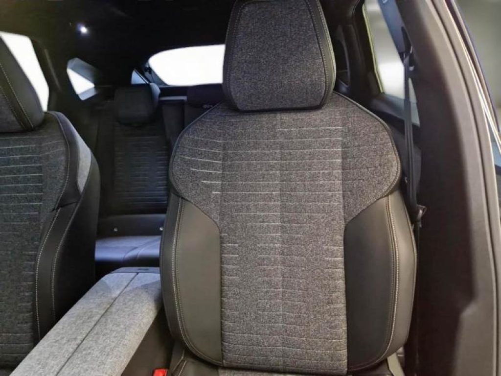 PEUGEOT 3008 Hybrid 145 e-DCS6 Allure - 9