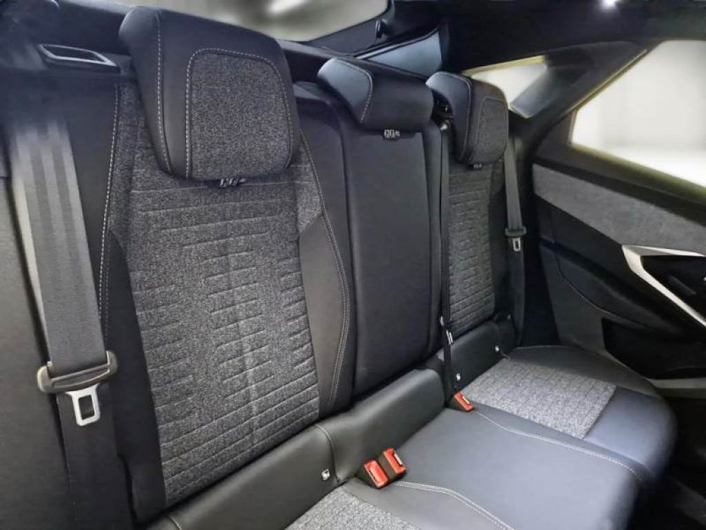 PEUGEOT 3008 Hybrid 145 e-DCS6 Allure - 11
