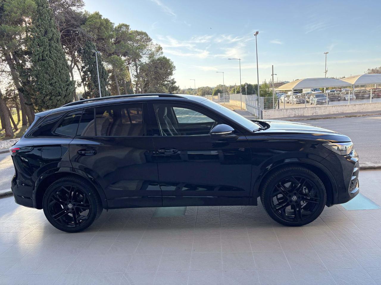 VOLKSWAGEN Tiguan 2.0 TDI 150 CV DSG R-Line Plus TOTAL BLACK - 4