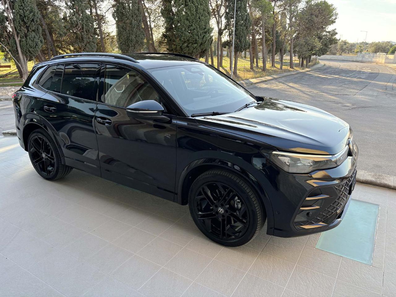 VOLKSWAGEN Tiguan 2.0 TDI 150 CV DSG R-Line Plus TOTAL BLACK - 3