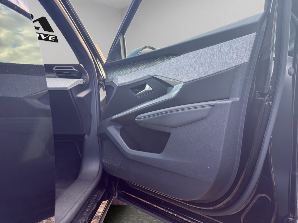 PEUGEOT 3008 Hybrid 136 e-DCS6 GT - 17