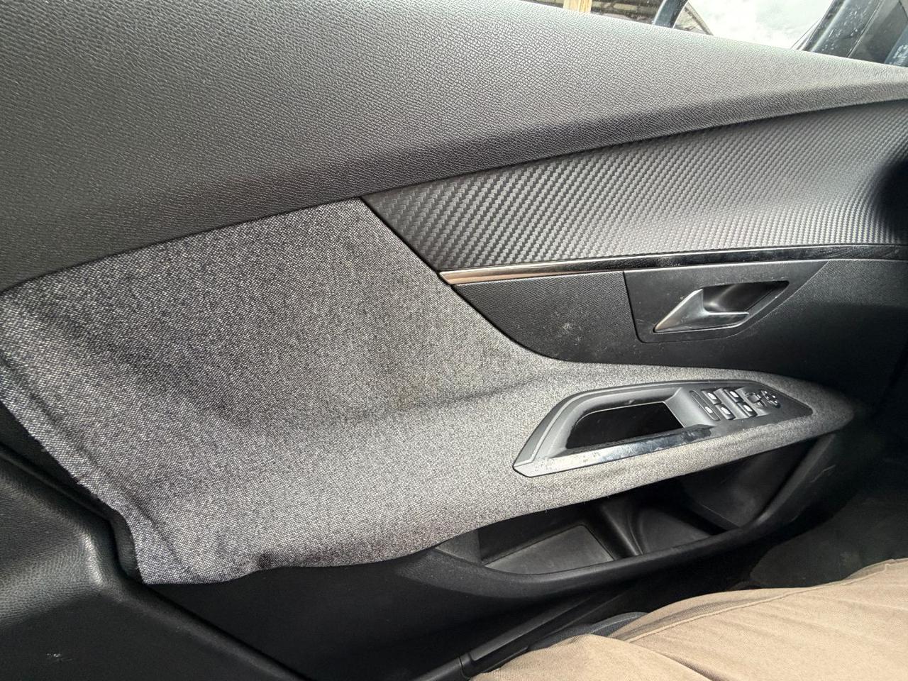 PEUGEOT 3008 BlueHDi 120 EAT6 S&S Allure - 27