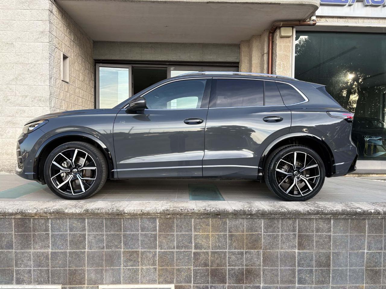 VOLKSWAGEN Tiguan 2.0 TDI 150 CV DSG R-Line - 8