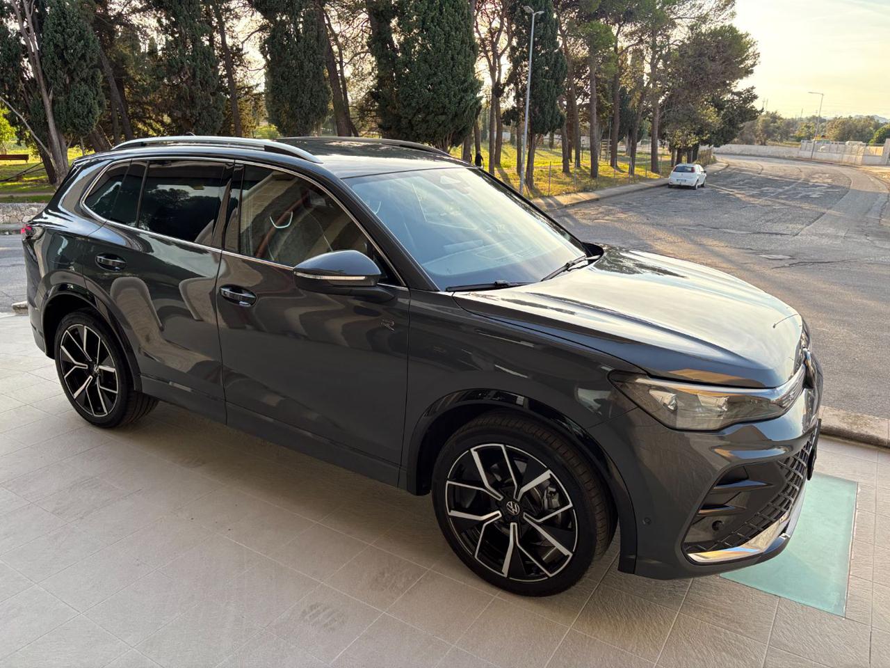 VOLKSWAGEN Tiguan 2.0 TDI 150 CV DSG R-Line - 3