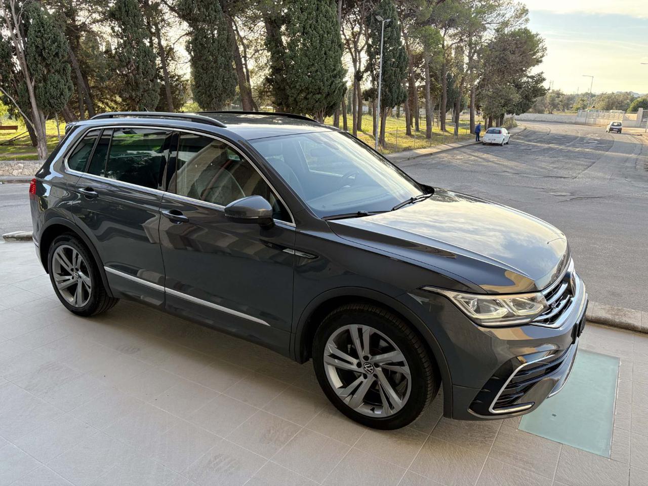 VOLKSWAGEN Tiguan 2.0 TDI 150 CV SCR DSG R-Line - 3