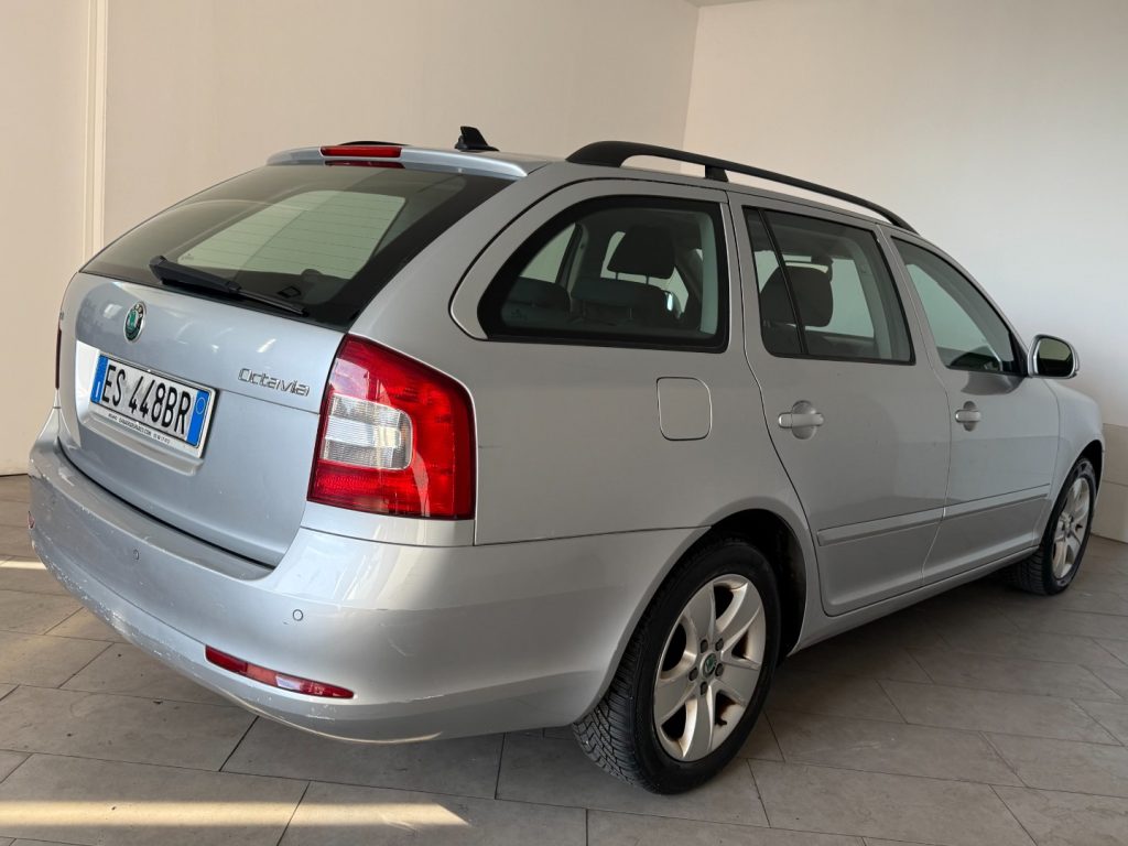 SKODA Octavia 1.6 TDI CR F.AP. Wagon Elegance - 4