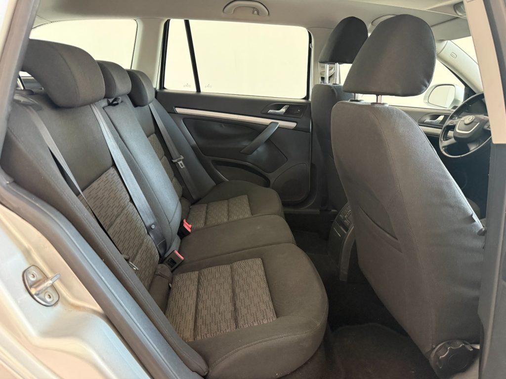 SKODA Octavia 1.6 TDI CR F.AP. Wagon Elegance - 13