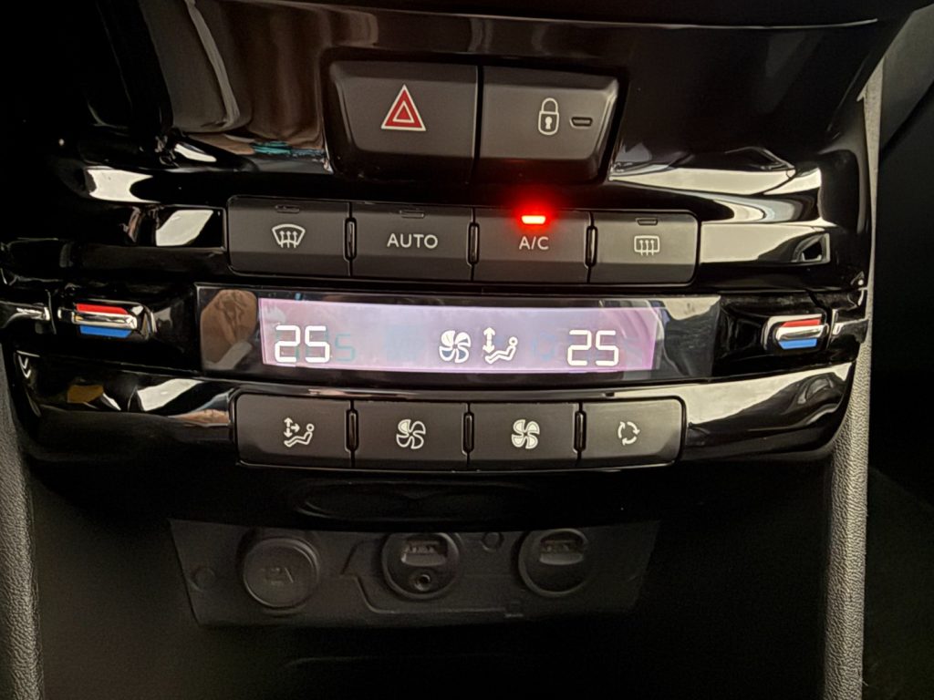 PEUGEOT 2008 1° serie 1.6 e-HDi 115 CV Stop&Start Féline - 13