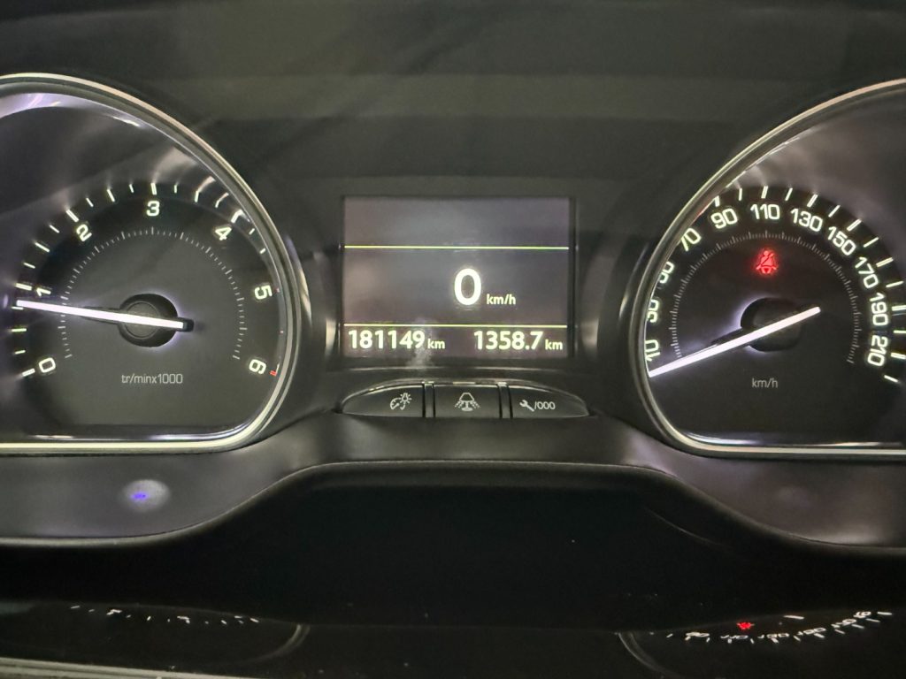 PEUGEOT 2008 1° serie 1.6 e-HDi 115 CV Stop&Start Féline - 20