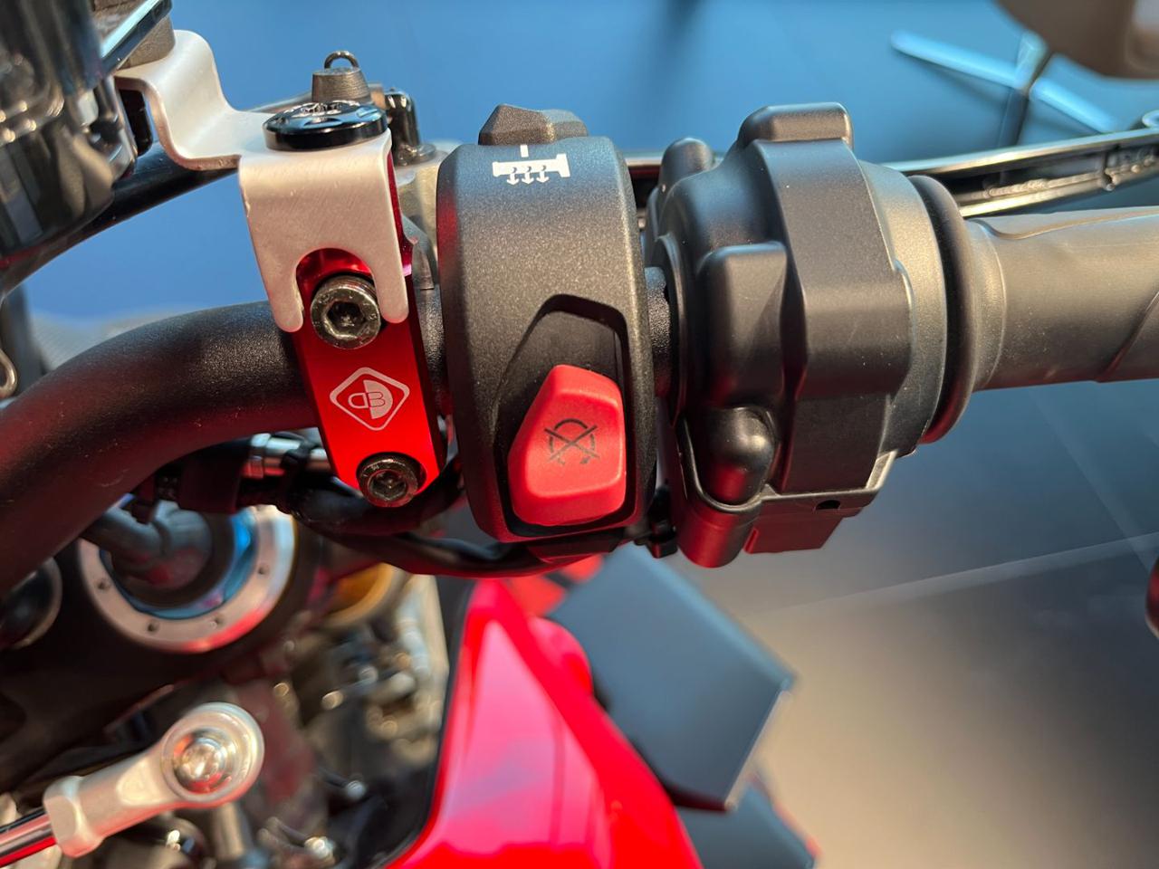 DUCATI Streetfighter V4 S RED - 10