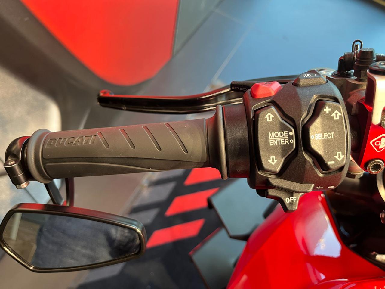 DUCATI Streetfighter V4 S RED - 11