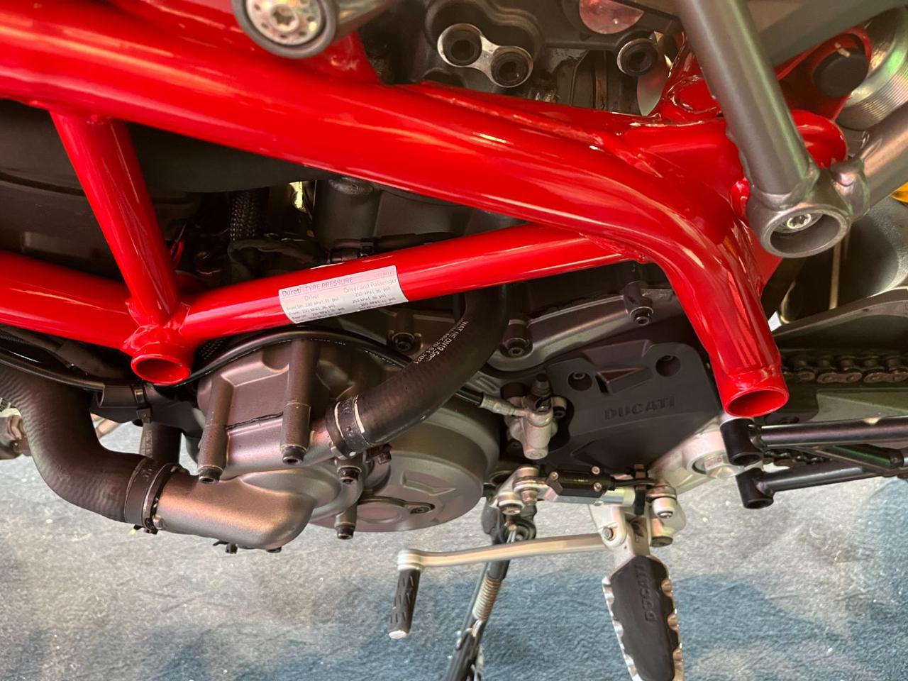 DUCATI Hypermotard 950 RED - 8