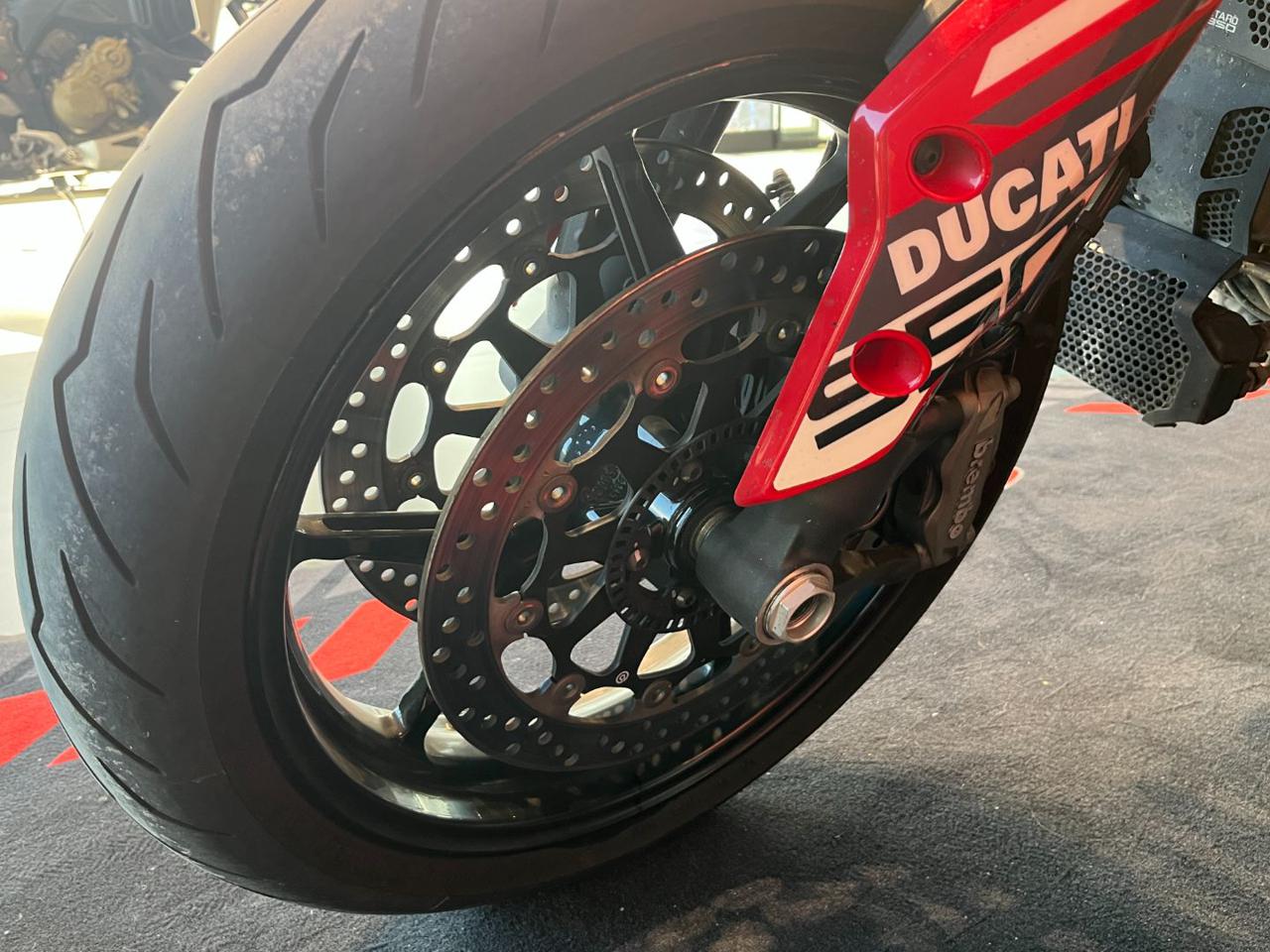 DUCATI Hypermotard 950 RED - 4