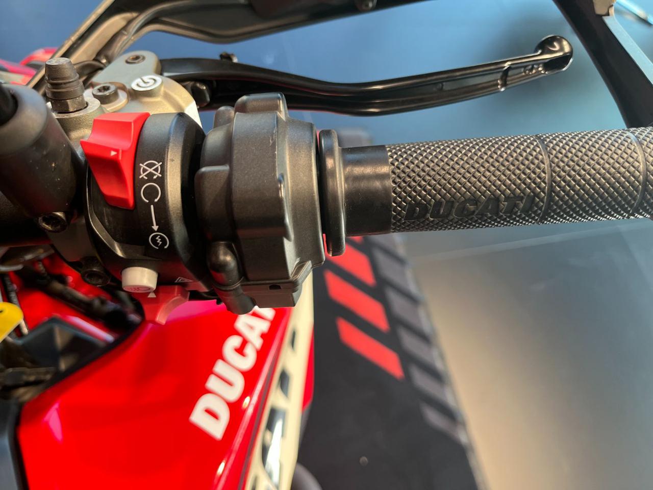 DUCATI Hypermotard 950 RED - 10
