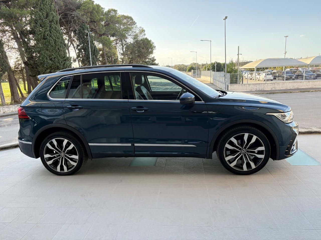 VOLKSWAGEN Tiguan 2.0 TDI 150 CV SCR DSG R-Line CERCHI DA 20 - 4