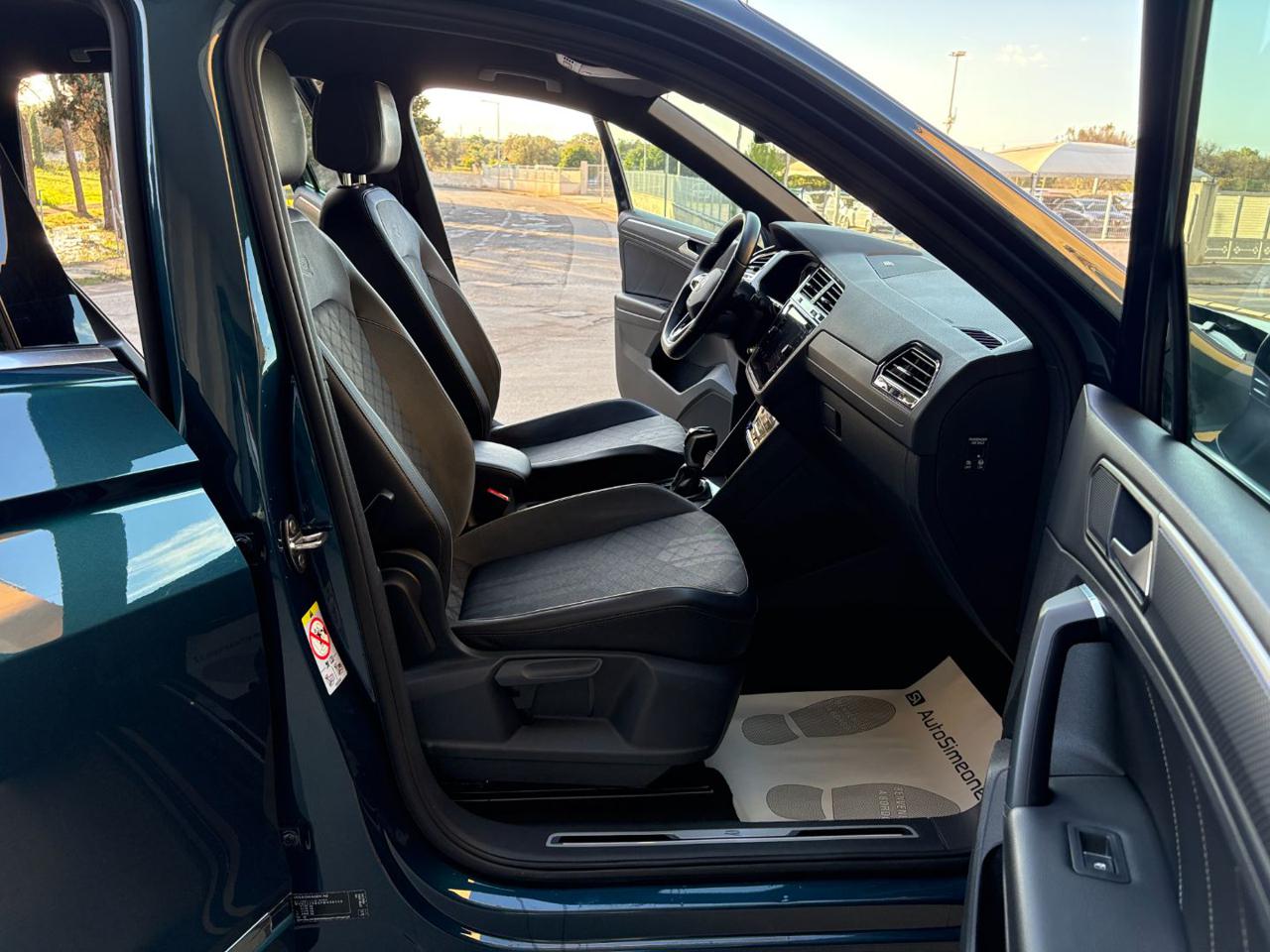VOLKSWAGEN Tiguan 2.0 TDI 150 CV SCR DSG R-Line CERCHI DA 20 - 9