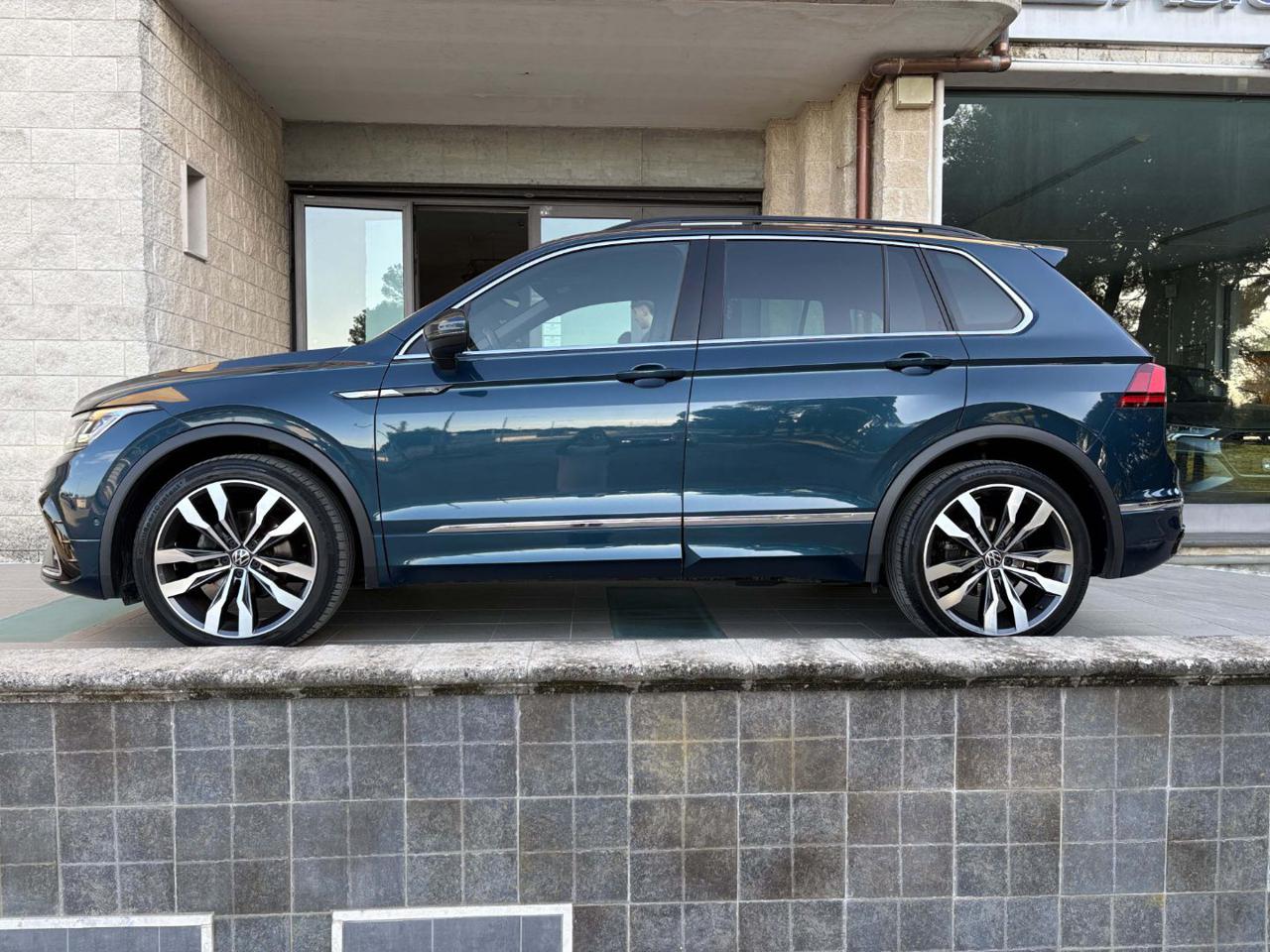 VOLKSWAGEN Tiguan 2.0 TDI 150 CV SCR DSG R-Line CERCHI DA 20 - 8