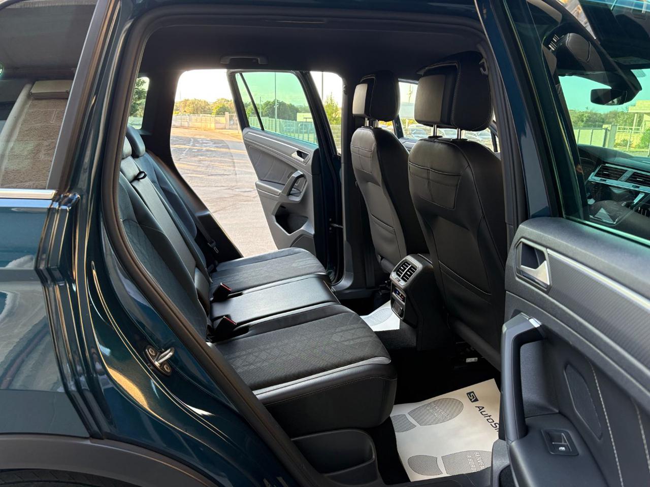 VOLKSWAGEN Tiguan 2.0 TDI 150 CV SCR DSG R-Line CERCHI DA 20 - 11
