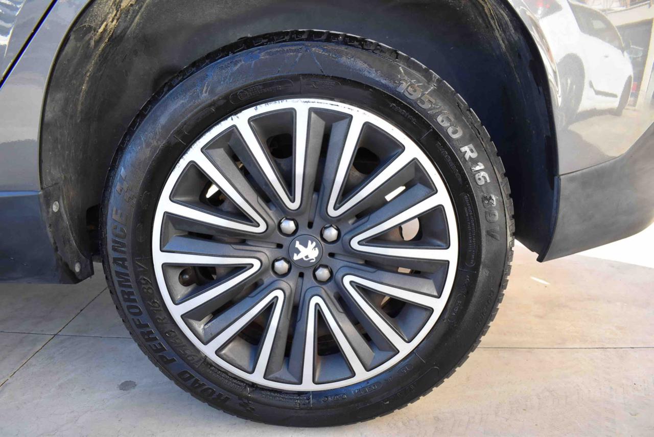 PEUGEOT 2008 1° serie PureTech 82 Allure - 19